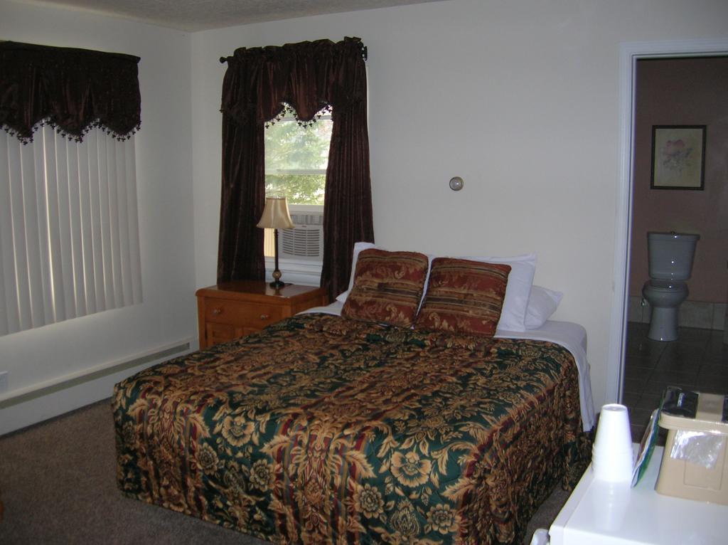 Camp Inn Lodge Oscoda ภายนอก รูปภาพ