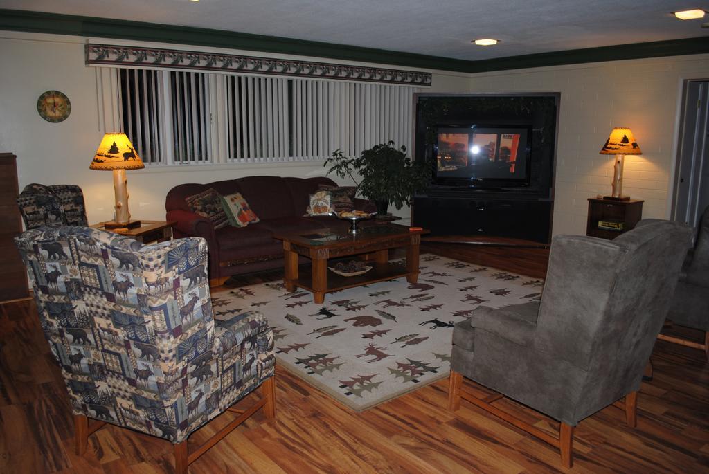 Camp Inn Lodge Oscoda ภายนอก รูปภาพ