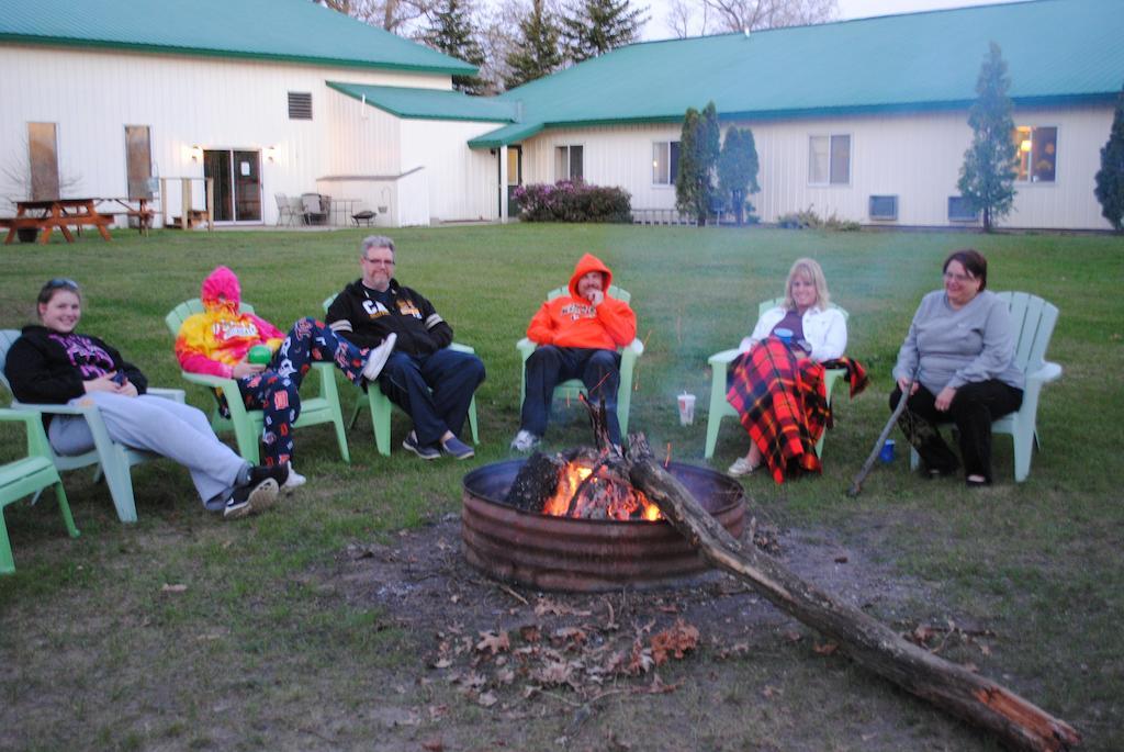 Camp Inn Lodge Oscoda ภายนอก รูปภาพ